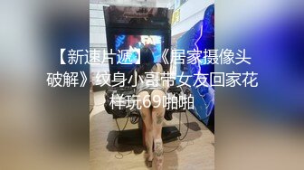  真实母女乱伦，胡萝卜两端分别霸占两个淫穴，母亲插大头胡萝卜，小女儿插小头