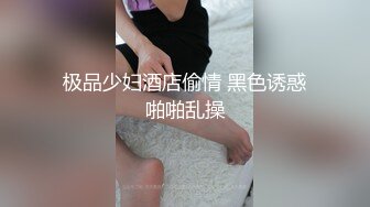 幸福眼镜哥，双飞大奶妹，左拥右抱一起舔屌，骑上来插骚逼，奶子直晃动，搞完双女假屌插穴