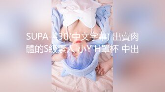 后厨操作间新来的实习生小妹占着茅坑不拉屎不停地刷抖音