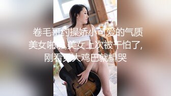  新人苗条嫩妹来大姨妈只能给炮友交，脱下内裤露粉嫩逼逼，交舔屌按头插嘴