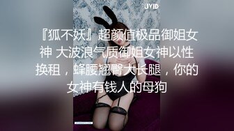 人妖系列之时尚牛仔装比女人还女人的瓜子脸妖妖对着镜头玩自己的屁眼勾引你去操