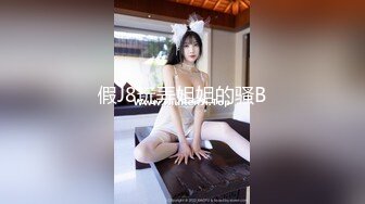 商场女厕连拍两位漂亮的小美女，好担心白衣妹把黑木耳扯下来