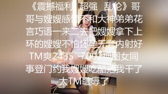 纯天然的极品爆乳少妇，这大奶子真诱人怎么玩都行啊，听狼友指挥展示揉奶玩逼自慰呻吟，掰开逼逼尿尿给你看