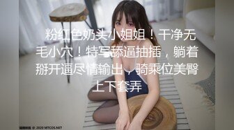 【新片速遞】  商场女厕全景偷拍戴工牌的美女❤️尿完尿反复使劲的擦逼 也不怕擦秃噜皮了