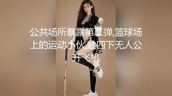 黑丝露脸少妇撅着屁股让大哥玩弄，菊花点塞点润滑油开搞，大鸡巴几根插入爆草菊花，搞的少妇浪叫不止好刺激