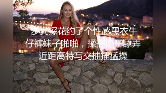 极品单身美女高颜值诱惑狼友，躺在床上发骚揉奶玩逼伸着舌头要舔狼友大鸡巴，逼毛浓厚性与旺盛大黄瓜抽插