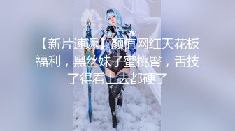 长发气质不错的女神，来根蔬菜自慰进出阴道表情真叫享受