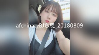 淫妻车内完全露出了，代驾师傅开车进来整个人震惊了！整个人语无伦次，让他摸又不敢，真是个怂货!