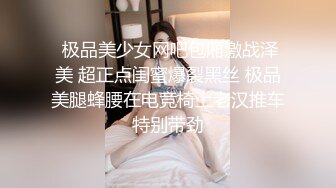  澡堂子偷拍俩大奶眼镜少妇手揉奶子的动作太妖娆了