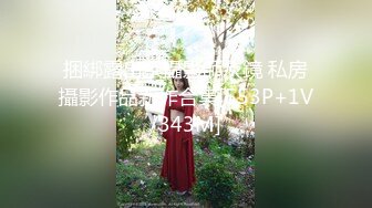  警惕性挺高高端外围美女眼镜小哥一顿安抚，脱掉内裤手指摸穴调情