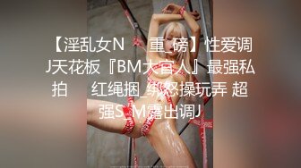 这妞真骚啊，老公在后面玩电脑工作，她全裸在旁陪狼友发骚，淫声荡语道具玩弄骚穴，浪叫呻吟给狼友看逼逼