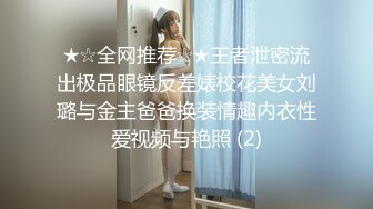 肤白貌美极品小妞露脸浴室洗白白诱惑狼友，到床上揉奶玩逼给狼友看特写，让小哥揉奶子温柔的舔弄大哥的鸡巴