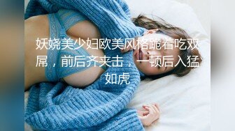 商场女厕偷拍漂亮的黑丝美女导购 很警惕 门锁不上 一直拉着