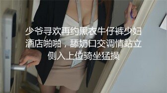  小骚逼露脸洗干净了伺候小哥哥诱惑狼友，舔鸡巴的样子好骚吸蛋蛋，深喉抽插