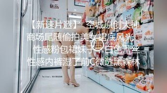 两个性感白衣妹子玩得不亦乐乎