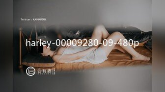 丰满的小骚货车站全裸玩车震