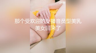 商城跟随偷窥挑选衣服的漂亮少妇 现在的女人都喜欢穿小骚丁卡在屁屁里超凉快