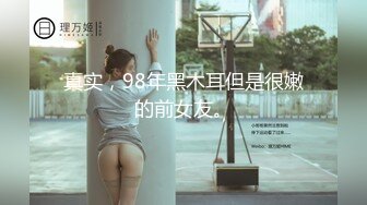 拿着手机记录女朋友吃鸡她还有点害羞