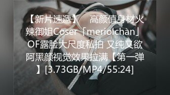 街上碰到两个发传单的小美女，打定主意守候黑衣服上厕所尿尿，这小肥逼真是诱人哦~~