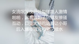  诱人的小少妇玩的好嗨，让大哥无套爆草蹂躏菊花，压在身下疯狂抽插