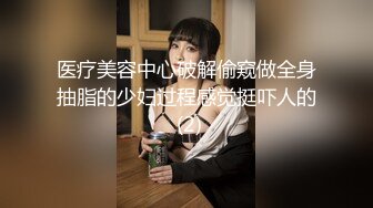 全景偷拍绿衣美少妇拉屎