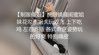 商城跟随抄底两个漂亮美眉 蓝裙美眉的花内内好性感 屁屁好白