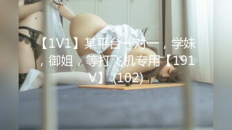 G奶爆乳骚熟女3P伺候，尽情揉捏大奶子，两根JB轮流舔太骚了，扛起腿爆操前后夹击-