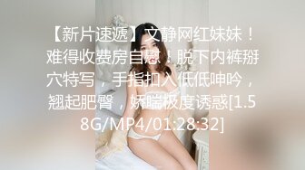    尤物骚女两男一女3P激情啪啪，从下往上视角拍摄，两根JB交掰穴揉搓尿尿，前后齐插被操的浪叫