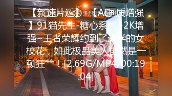 金发熟女沙发上伺候两个大鸡鸡