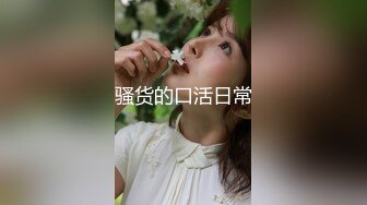 坦克少妇露脸道具自慰，吊钟奶子，撅起屁股露出一个大黑鲍鱼，阴毛好多