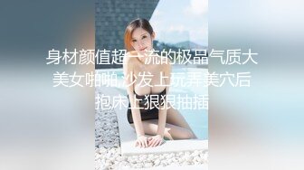  激情4P玩弄床上的两位年轻女奴，撅着屁股让两位小哥把跳弹塞进逼里扩阴器玩弄