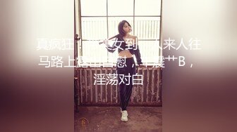  坦克少妇露脸道具自慰，吊钟奶子，撅起屁股露出一个大黑鲍鱼，阴毛好多