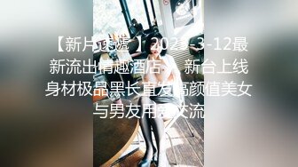    尤物骚女两男一女3P激情啪啪，从下往上视角拍摄，两根JB交掰穴揉搓尿尿，前后齐插被操的浪叫