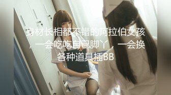 人来人往的商业街女孩露出揉奶展现美丽的大奶子