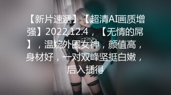  俊男靓女激情3P玩弄风骚小母狗，渣男接了杯尿给骚逼喝真淫荡，一起鸳鸯浴