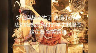 女神级尤物妹子躺在沙发上，前凸后翘饱满肉体散发性感欲望