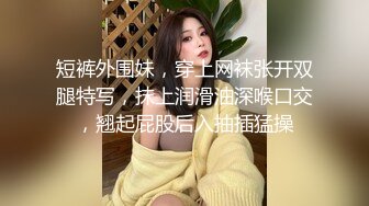 黑丝熟女人妻 撅着大白屁屁 被无套爆菊花 操的骚逼大开大合非常享受 内射