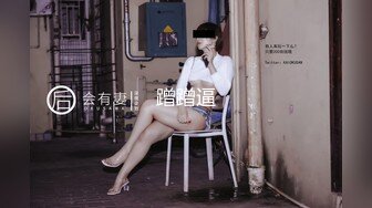 餐厅服务员小美女，来大姨妈了还要上班，正巧上厕所拍下了这一幕，底下还在流血！