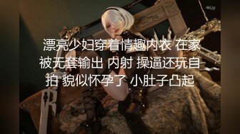 【新片速遞】 CD大师动漫展偷拍❤️模特美女裙底风光站久了逼痒痒薯片遮挡躲在展台里扣下面！内裤都破洞了