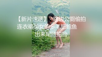 【骚小妹两男一女3P大战】骑乘边操边吃大屌，垫着枕头抬起屁股