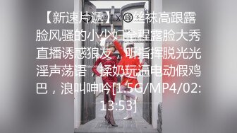 在KTV同学聚会 别人都在唱歌 你俩竟然在厕所就干起来了 还把妹妹的屁眼掰开使劲舔！