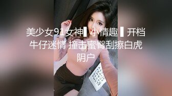 跟骚逼少妇玩个车震，这娘们好骚啊露脸让大哥玩逼无套抽插，大鸡巴干着还要自己拿道具玩阴蒂，高潮喷水好湿