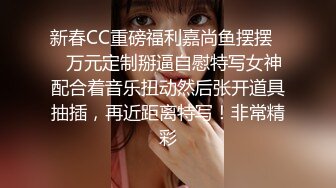 新流出全景后拍白衣黑裤披肩发美女硕大的肥唇格外突出