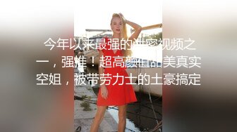  黑客破解家庭网络摄像头偷拍 两个巨乳少妇日常生活在客厅和老公啪啪