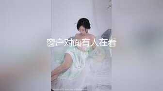 吹着哨哼着小曲路边店泄火一位穿着时髦的鸡妹