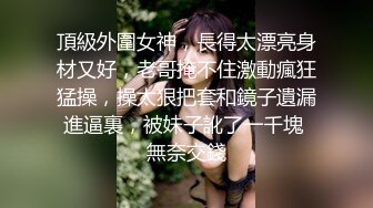 游乐场女厕全景偷窥多位半蹲着尿的美女各种美鲍轮番呈现 (1)