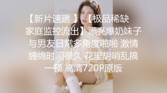 齐逼牛仔短裤黑丝骚女舔屌足交一脸享受脱下黑丝掰穴扣弄