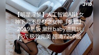 18清纯小妹妹独自在家床上自慰，脱掉内裤展示无毛肥穴，掰穴特写假屌摩擦，翘起圆润屁股后入，娇喘呻吟诱惑